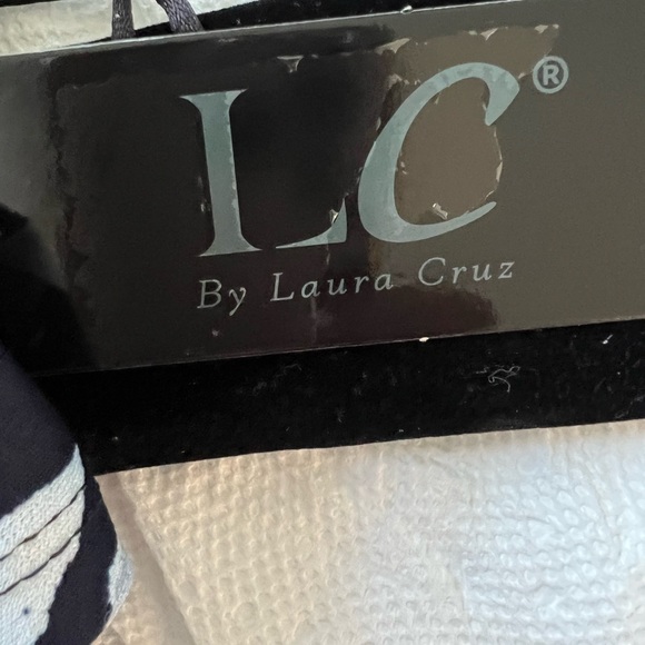 LC By LAURA CRUZ 2X ZIP NECKLINE SHORT SLEEVE BLACK & WHITE TOP - Picture 3 of 8